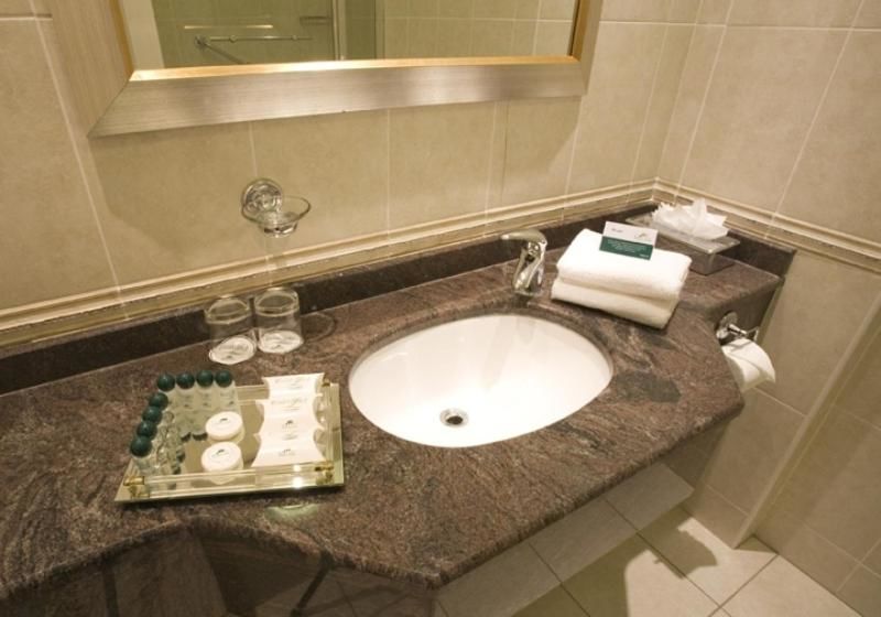Отель Court Yard Hotel Лейкслип
